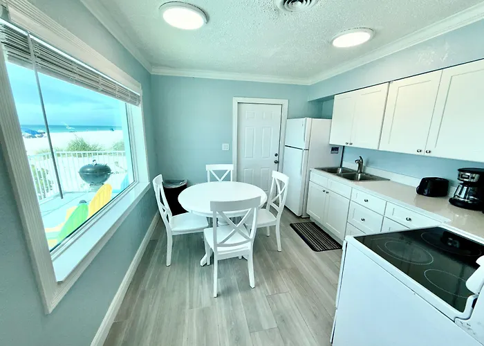 Tropical Breeze Beach Club Anna Maria